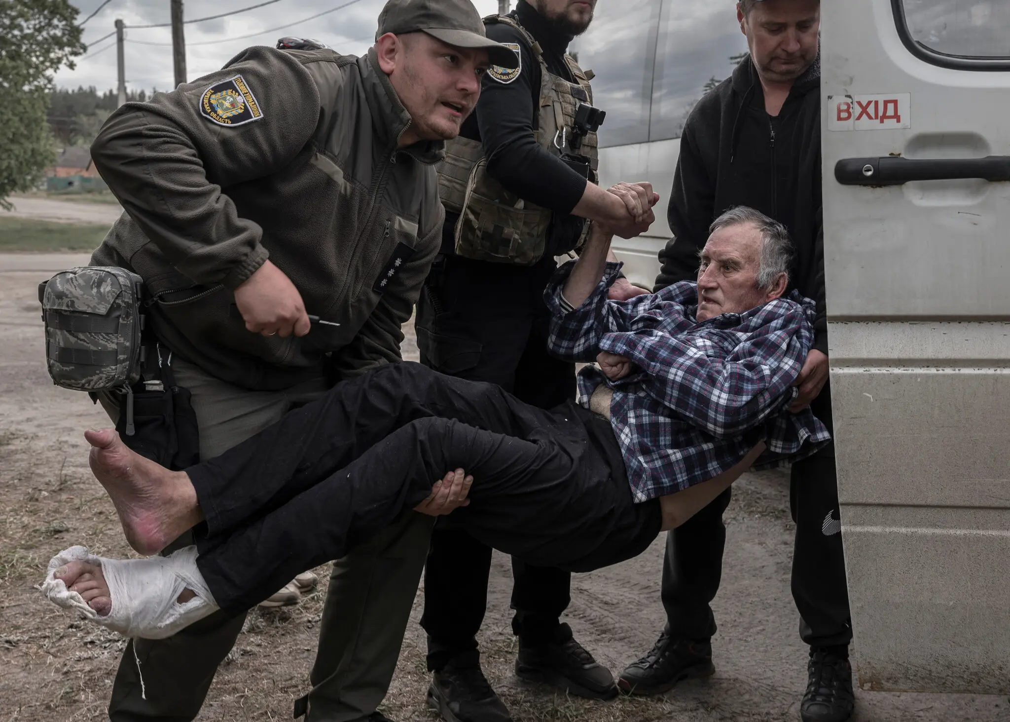 Мешканку Вовчанська, що на північному сході України, евакуювали цього місяця.